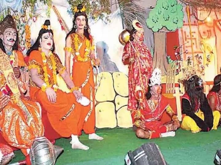 Ramleela And Vijayadashami 2023: આ વર્ષે દશેરા 24 ઓક્ટોબર 2023એ એટલે કે આવતીકાલે છે. દશેરા પર દેશમાં કેટલીય જગ્યાએ રામલીલાનું આયોજન કરવામાં આવે છે, પરંતુ શું તમે જાણો છો કે દેશની સૌથી જૂની અને પહેલી રામલીલા ક્યાં થઈ હતી. નહીં ને, તો આજે અમે તમને આના ઇતિહાસ વિશે માહિતી આપી રહ્યાં છીએ.