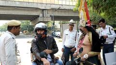 Gurugram News: गुरुग्राम की सड़कों पर लगी ‘रावण’ की पाठशाला, लोगों को हेलमेट पहनने की दी सलाह