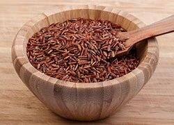 लाल भात खाल्ल्याने शरीरातील चांगले कोलेस्ट्रॉल वाढते आणि रक्तदाब नियंत्रणात राहतो.