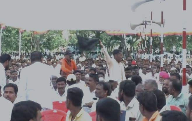 Maratha reservation DCM Ajit Pawar shows black flags in Madha solapur  Ajit Pawar : मराठा आरक्षण दिल्याशिवाय दौरे कसे करता?  भर सभेत अजित पवारांना दाखवले काळे झेंडे, आंदोलक पोलिसांच्या ताब्यात 