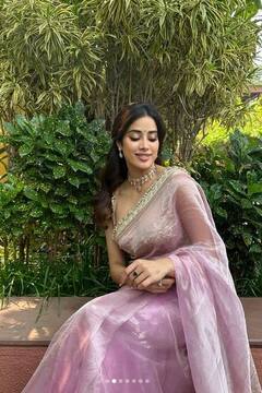 Jhanvi Kapoor: ਦੁਰਗਾ ਅਸ਼ਟਮੀ ਦੇ ਮੌਕੇ 'ਤੇ ਪਿੰਕ ਸਾੜੀ 'ਚ ਨਜ਼ਰ ਆਈ ਜਾਹਨਵੀ ਕਪੂਰ, ਮੱਥੇ 'ਤੇ ਬਿੰਦੀ ਲਗਾ ਕੇ ਦਿਖਾਇਆ ਐਥਨਿਕ ਲੁੱਕ