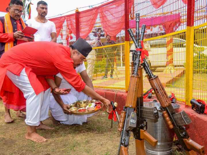 झारखंड के रांची में पुलिस ने दुर्गा पूजा उत्सव के महानवमी समारोह में 'शस्त्र-पूजन' (हथियारों की पूजा) किया.