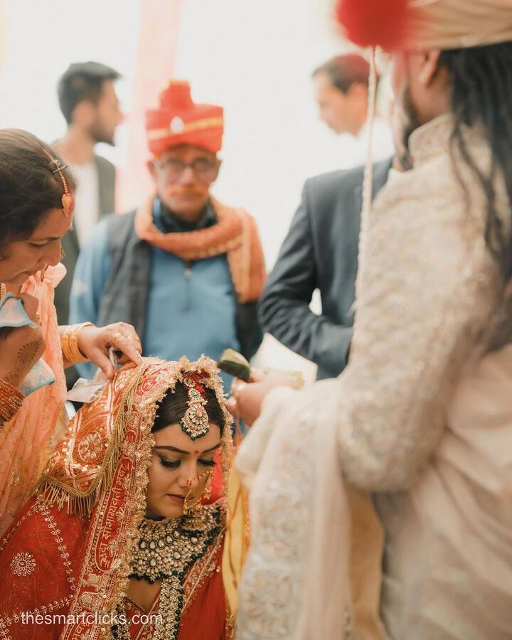 हंसराज रघुवंशीने कोमल सकलानीसोबत हिमाचल प्रदेश येथील सरकाघाटमधील मंडी येथे सात फेरे घेतले. हंसराज आणि कोमल यांच्या लग्नसोहळ्याला त्यांच्या कुटुंबीयांनी आणि मित्रमंडळींनी हजेरी लावली होती.