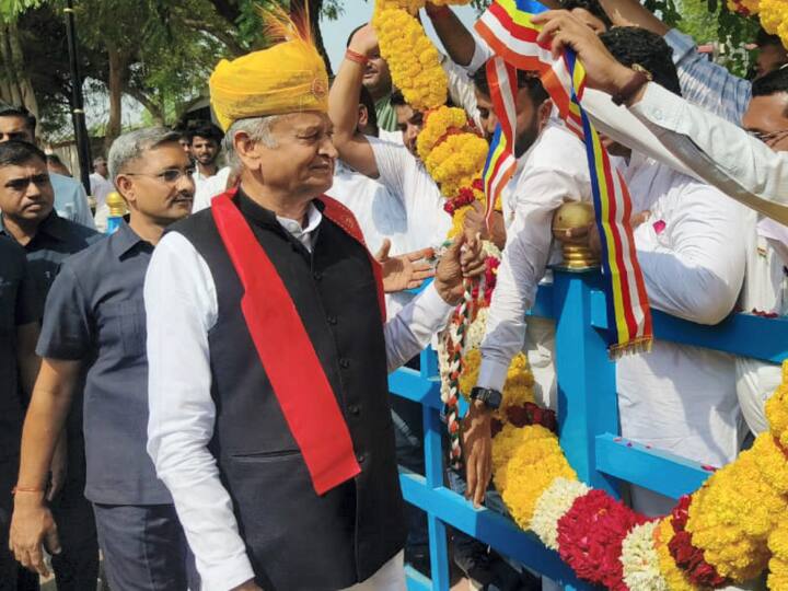 Rajasthan Election 2023: 'प्रधानमंत्री नरेंद्र मोदी हमारी नकल कर रहे हैं', जोधपुर में सीएम अशोक गहलोत का निशाना Rajasthan Assembly Elections 2023 CM Ashok Gehlot attacked Central Government and PM Modi says modi is copying us ANN Rajasthan Election 2023: 'प्रधानमंत्री नरेंद्र मोदी हमारी नकल कर रहे हैं', जोधपुर में सीएम अशोक गहलोत का निशाना