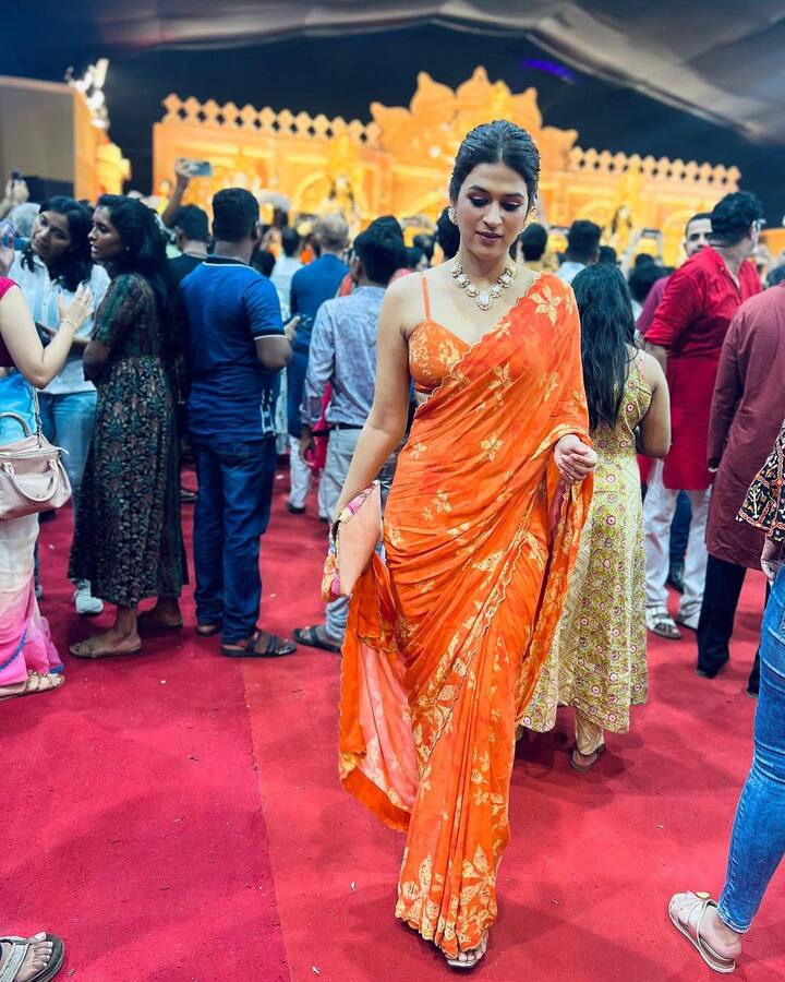 ઓરેન્જ કલરની સાડીમાં શ્રદ્ધા દાસ ખૂબ જ હોટ લાગી રહી છે.