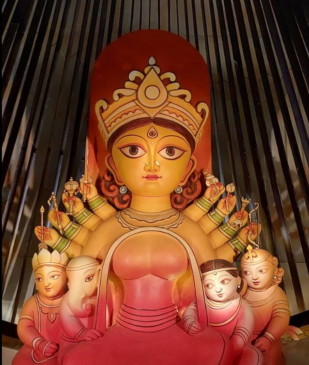 The idol of Thakurpukur SB Park depicting the theme- 'Elem Notun Deshe' (Image Source: Facebook/ Pujor Poribar)