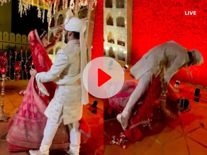 Viral couple Photoshoot bride and groom fell on the stage while dancing watch video फोटोग्राफी के लिए दे रहे थे रोमांटिक पोज, नाचते-नाचते स्टेज पर गिर पड़े दूल्हा-दुल्हन, देखें VIDEO