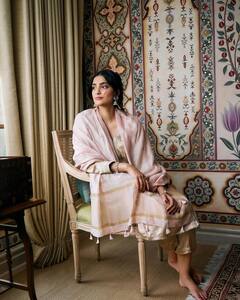 Sonam Kapoor New Home: सोनम कपूर ने दिखाई अपने नए घर की झलक, सुंदर नक्काशी से सजी दीवारों के सामने एक्ट्रेस ने यूं दिए पोज, देखें तस्वीरें