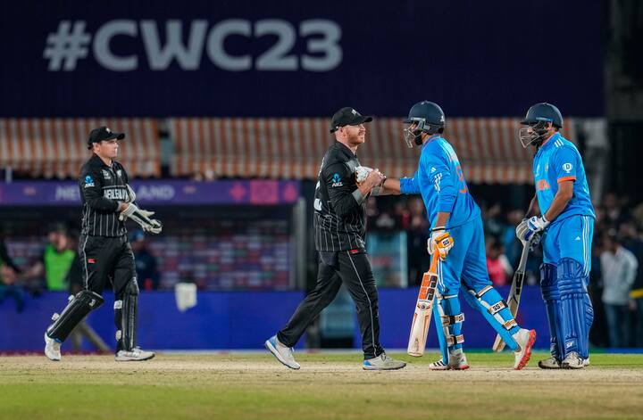 இந்தியா - நியூசிலாந்து இடையேயான  ஆட்டத்தில், ஒருநாள் போட்டிகளில் அதிவேகமாக இரண்டாயிரம் ரன்களை எட்டியது உள்ளிட்ட பல்வேறு சாதனைகள் படைக்கப்பட்டுள்ளன. மேலும், வெற்றியின் மூலம், 2003ம் ஆண்டிற்குப் பிறகு ஐசிசி போட்டிகளில் நியூசிலாந்தை வீழ்த்தியது இல்லை என்ற மோசமான பயணத்தை இந்தியா முடிவுக்கு கொண்டு வந்துள்ளது ஒரு உலகக் கோப்பையில் 250+ ரன்கள் என்ற இலக்கை 3 முறை வெற்றிகரமாக சேஸ் செய்த ஒரே அணி என்ற பெருமையையும் இந்தியா பெற்றுள்ளது.