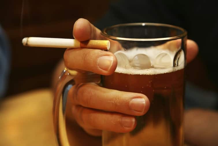 Health Tips alcohol and smoking deadly combination know side effects marathi news Health Tips : दारू आणि सिगारेट एकत्र प्यायल्याने मृत्यूचा धोका? काय आहे तज्ज्ञांचं मत? वाचा सविस्तर