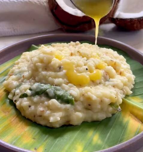 செய்முறை : முதலில் ஒரு பாத்திரத்தில் தினை மற்றும் பாசிப்பருப்பை போட்டு தேவையான அளவு தண்ணீர் ஊற்றி ஒரு மணி நேரம் ஊற வைக்கவும்.