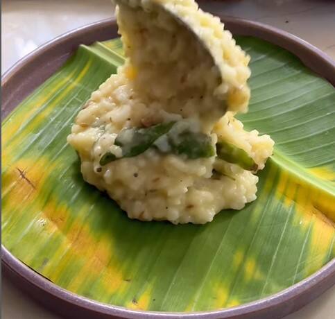 தேவையான பொருட்கள் : தினை - 1/2 கப், பாசிப்பருப்பு - 1/2 கப், மஞ்சள் தூள் - 1/4 தேக்கரண்டி, உப்பு - 1 தேக்கரண்டி, தண்ணீர், நெய் - 1 1/2 மேசைக்கரண்டி, சீரகம் - 1/2 தேக்கரண்டி, பச்சை மிளகாய் - 1 நறுக்கியது ,இஞ்சி - 1 துண்டு பொடியாக நறுக்கியது, பெருங்காய தூள் - 1/4 தேக்கரண்டி, முழு மிளகு - 1 தேக்கரண்டி, முந்திரி பருப்பு, கறிவேப்பில்லை