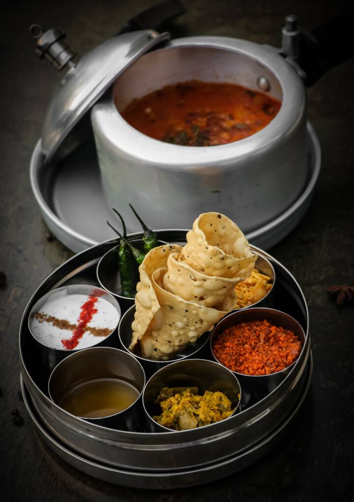 இஞ்சி-பூண்டு விழுது சேர்த்து பச்சை வாசம் போகும் வரை நன்றாக வதக்க வேண்டும். பின்னர் மஞ்சள் தூள், மிளகாய் தூள், உப்பு , கரம் மசாலா ஆகியவற்றை சேர்த்து நன்றாக வதக்க வேண்டும்.