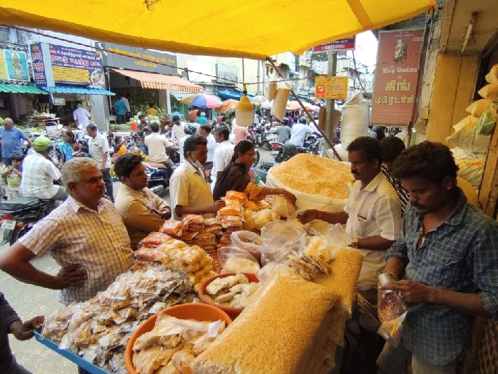 Ayudha Pooja 2023: சேலத்தில் ஆயுத பூஜை கொண்டாட்டம்...  விலை அதிகரித்தாலும் பூக்கள், பழங்கள் வாங்கி சென்ற மக்கள்