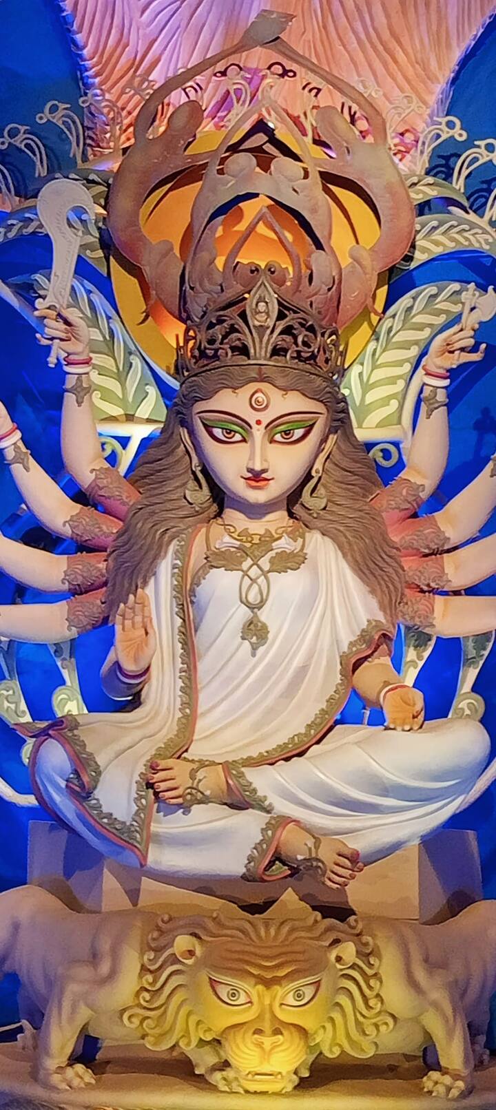 The mesmerising idol clad in a white saree at Chetla Aghrani Club (Image source: Facebook/Mangaldip Paul)