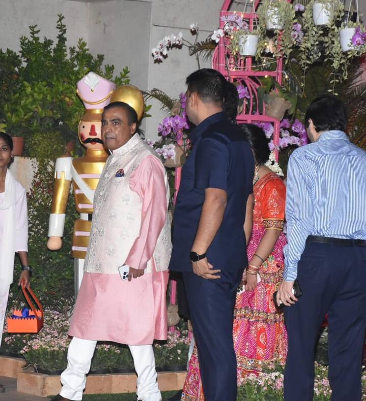 ईशा अंबानी के घर पर किए गए नवरात्री सेलिब्रेशन की तस्वीरें सोशल मीडिया पर वायरल हो रही हैं जिसमें सभी ट्रेडिशनल आउटफिट में काफी अच्छे लग रहे हैं. इस सेलिब्रेशन में अंबानी परिवार के खास सदस्यों ने ही शिरकत की थी.