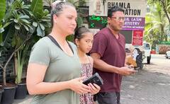 Actress Daughter: હૉટ એક્ટ્રેસની દીકરીએ ખેંચ્યુ બધાનું ધ્યાન, પહેલીવાર માંની સાથે પબ્લિકલી થઇ સ્પૉટ, જુઓ તસવીરો....