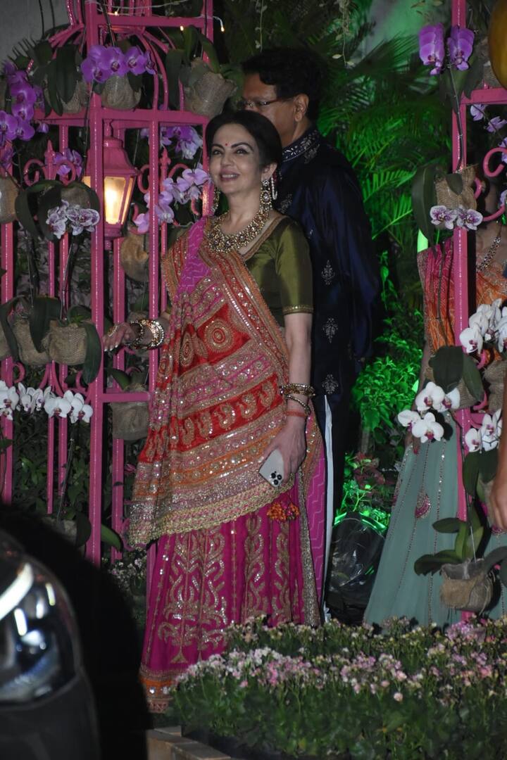 बेटी के घर खास सेलिब्रेशन के लिए नीता अंबानी ने भी खास आउटफिट चुना. नीता अंबानी ने बेटी के साथ ट्विनिंग की थी हालांकि इन्होंने साड़ी पहनी थी.