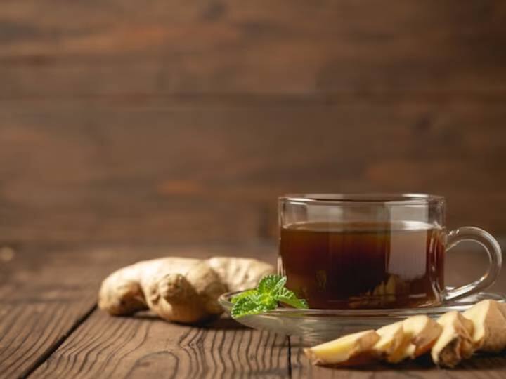 अगर आपको तेजी में मोटापा कम करना है. ऐसे में आप खाली पेट अदरक का पानी पीने से मेटाबॉलिज्म तेज होता है. जब आपका मेटाबॉलिज्म ठीक से काम करता है तो दिन भर सामान्य काम करते समय भी कैलोरी बर्न होती है. जो तेजी से फैट बर्न करने में मदद करता है. यह शरीर को प्राकृतिक रूप से डिटॉक्सीफाई करने में भी मदद करता है.