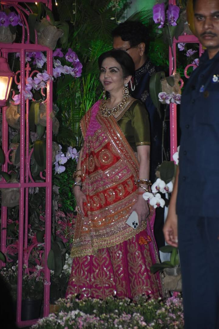 तस्वीर में आप देख सकते हैं की नीता अंबानी ने भी पिंक एंड ऑरेंज कलर की बांधनी वर्क की साड़ी पहनी थी जिसके साथ उन्होंने ग्रीन कलर का ब्लाउज कैरी किया था. साड़ी के साथ नीता अंबानी ने हैवी मैचिंग ज्वैलिरी पहनी थी जिसमें वो काफी खूबसूरत लग रही थीं.