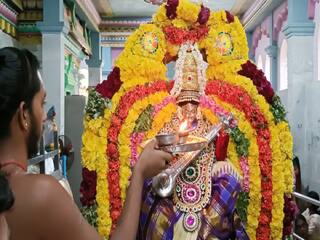 Ayudha Pooja 2023 koothanoor saraswathi temple festivel for saraswathi poojai TNN Ayudha Pooja 2023: கூத்தனூர் சரஸ்வதி அம்மன் ஆலயத்தில் ஏராளமான பக்தர்கள் சாமி தரிசனம்