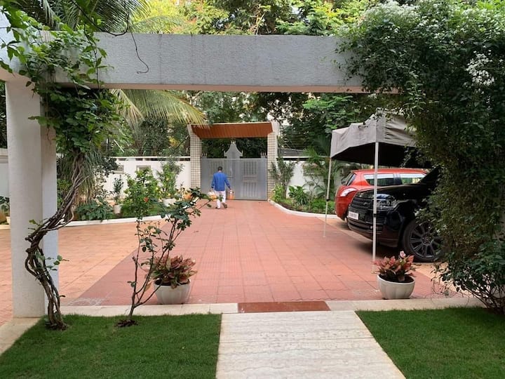 इस बंगले की तस्वीरें वक्त-वक्त पर इंटरनेट पर वायरल होती रहती हैं. जिसमें एक्टर ने बड़े से गार्डन से लेकर जिम तक सब बनवाया हुआ है.