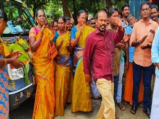 Ayudha Pooja 2023: மதுரையில் ஆட்டம், பாட்டத்துடன் ஆயுத பூஜை கொண்டாடிய தூய்மை பணியாளர்கள்