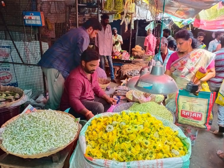 Ayudha pooja 2023: Flower prices double in Tiruvannamalai TNN Ayudha pooja 2023: ஆயுத பூஜையை முன்னிட்டு திருவண்ணாமலையில் பூக்கள் விலை இரண்டு மடங்கு அதிகரிப்பு