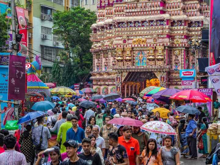 हालांकि भक्तों ने खुद को बारिश से बचाने के लिए छतरियों का इस्तेमाल किया. कोलकाता में चल रहे दुर्गा पूजा के दौरान भक्तों के साथ-साथ पुजारियों को भी सामुदायिक पंडाल में पूजा करते देखा जा सकता है.