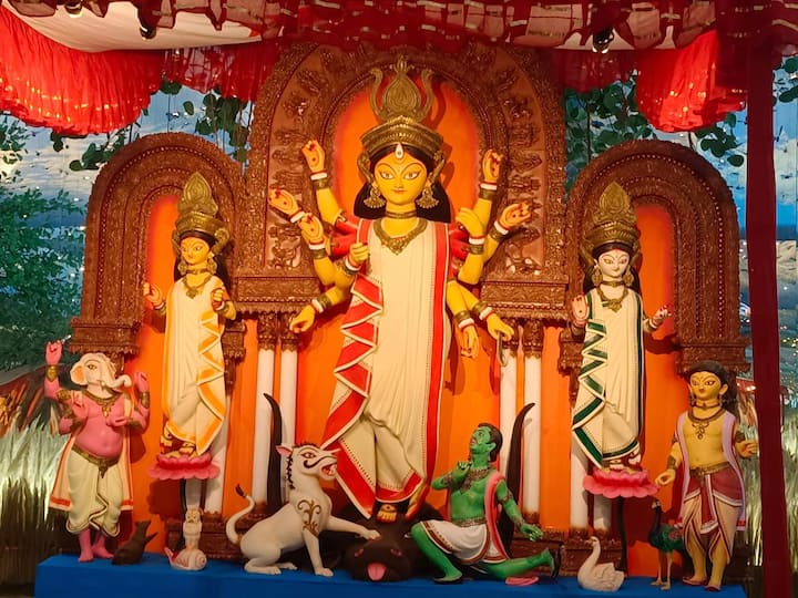 The idol at Behala Buroshibtala Janakalyan Sangha depicting the theme- 'Khoka' (Image Source: Facebook/Behala Buroshibtala Janakalyan Sangha)