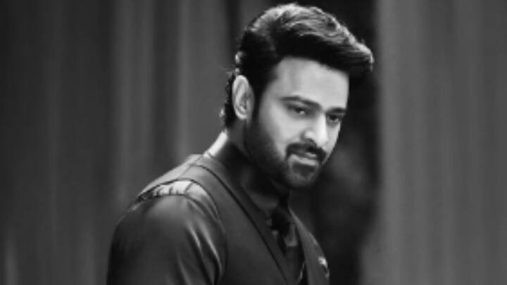 ২০০২ সালে জয়ন্ত সি পরাঞ্জির অ্যাকশন ফিল্ম Eeswar-এ মুখ্যচরিত্রে অভিনয় দিয়ে বিনোদনজগতে এসেছিলেন প্রভাস। কিন্তু সেখানে তাঁর পারফরম্যান্স আলাদা করে কোনও রকম দাগ তো কাটেনি।