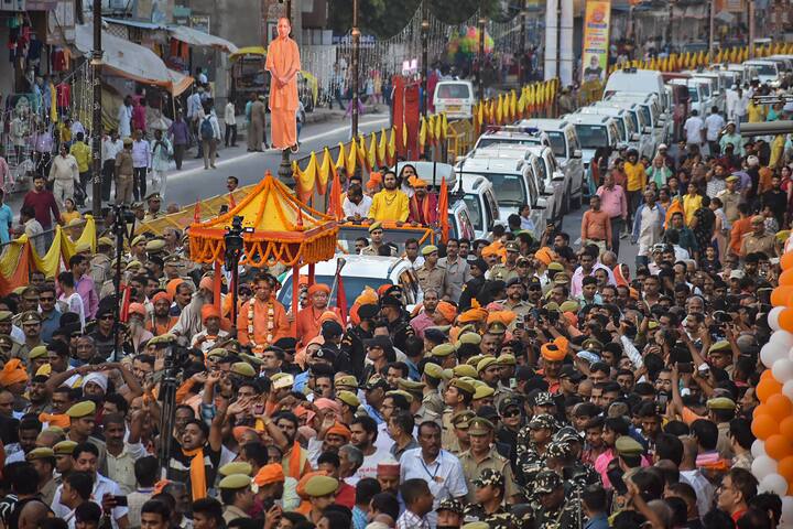 गोरखपुर में विजयादशमी के पावन पर्व पर गोरखनाथ मंदिर से भव्य शोभायात्रा निकाली गई.