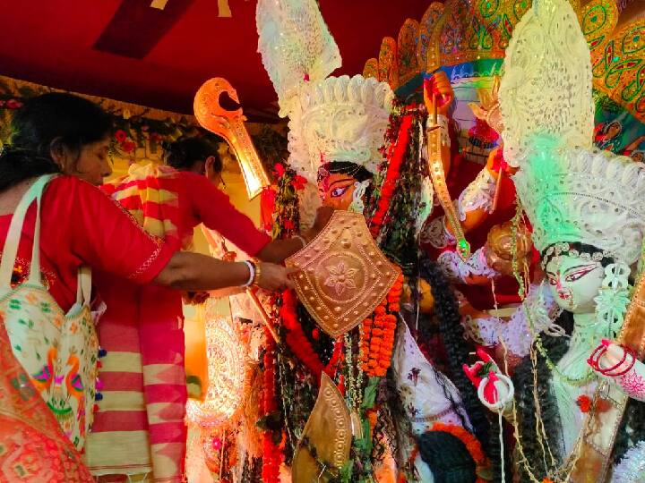 बंगाली समाज की महिलाओं की ओर से मां दुर्गा को सिंदूर लगाकर और पान के पत्ते से गाल सेक कर आर्शीवाद लिया. विजयादशमी के दिन गया के रुक्मिणी तालाब में मां दुर्गा की प्रतिमा का विसर्जन किया जाएगा.
