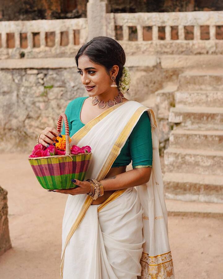 యూట్యూబ్ ఫిల్మ్స్, సోషల్ మీడియా ద్వారా గుర్తింపు తెచ్చుకున్న తెలుగు అమ్మాయి నయని పావని. 'బిగ్ బాస్' ఇంటిలో అడుగుపెట్టిన వారానికి అనూహ్యంగా ఎలిమినేట్ అయ్యింది. విజయ దశమి సందర్భంగా వైట్ శారీలో ఫోటోషూట్ చేసి నెటిజనులు ఫెస్టివల్ విషెస్ చెప్పారు. (Image Courtesy : nayani_pavani / instagram)