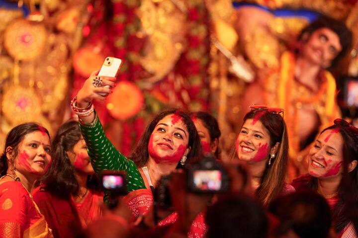 সিঁদুরকে  ব্রহ্মার প্রতীক বলে মনে করা হয়। ললাটের মাঝে সিঁদুর বিন্দুতে সেই মঙ্গল চিহ্ন আঁকা হয়।