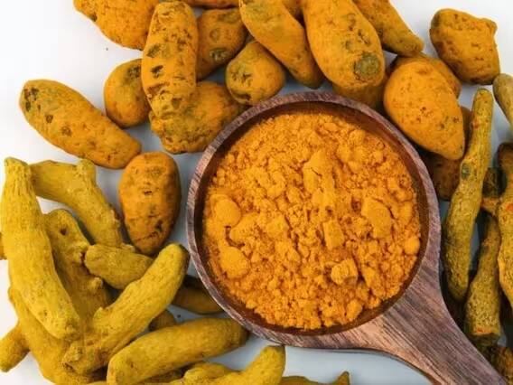 લીવરને સાફ કરે છે- લીવરને સ્વસ્થ બનાવવા અને તેની ક્ષમતા વધારવામાં હળદર ખૂબ જ અસરકારક છે. સવારે ઉઠીને એક ગ્લાસ પાણીમાં એક ચપટી હળદર અને કાળા મરી મિક્સ કરીને પીવો, તમારું લીવર હંમેશા સાફ રહેશે.