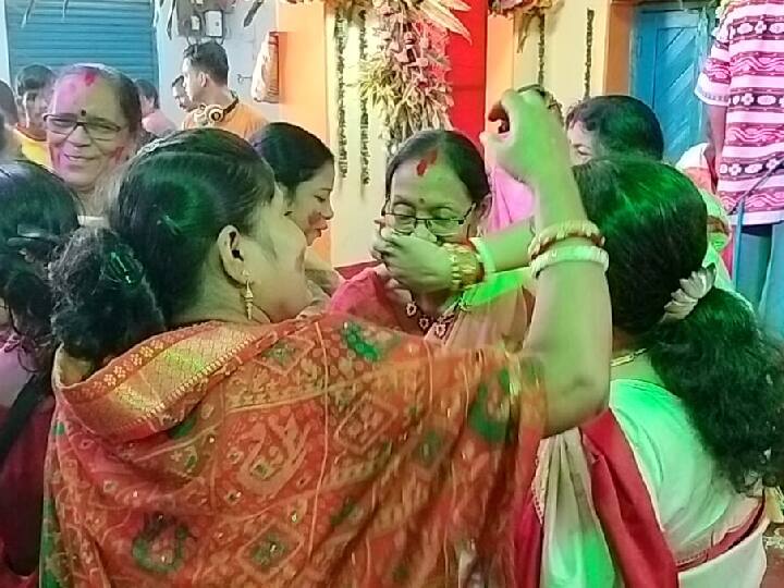 सबसे पहले महिलाएं मां दुर्गा को सिंदूर लगाती हैं. उसके बाद सभी महिलाएं एक-दूसरे को सिंदूर लगाकर जश्न मनाती है. यह परंपरा 500 साल से अधिक पुरानी है.