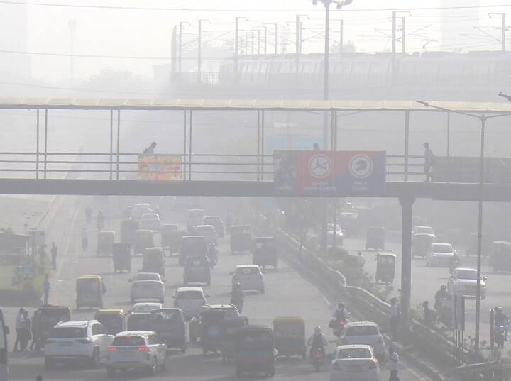 up air pollution air quality index poor category in noida greater noida and ghaziabad Air Pollution: नोएडा-गाजियाबाद में सांस लेना हुआ मुश्किल, AQI खराब श्रेणी में, जानें बाकी शहरों का हाल