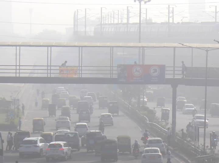 Air Pollution: नोएडा-गाजियाबाद में सांस लेना हुआ मुश्किल, AQI खराब श्रेणी में, जानें बाकी शहरों का हाल up air pollution air quality index poor category in noida greater noida and ghaziabad Air Pollution: नोएडा-गाजियाबाद में सांस लेना हुआ मुश्किल, AQI खराब श्रेणी में, जानें बाकी शहरों का हाल