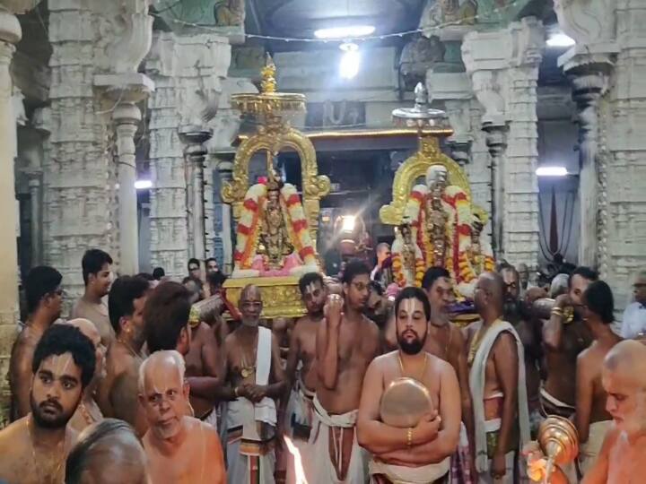 Ayudha Pooja Festival 2023 9th day of Navratri Utsava Festival at Kanchipuram Varadaraja Perumal Temple. Varadaraja Perumal performed swing service in Krishna decoration with Sridevi, Bhudevi, Perundevi mother and presented to the devotees. Saraswati Puja 2023: கிருஷ்ணர் அலங்காரத்தில் ஊஞ்சல் சேவையில் எழுந்தருளிய வரதர்! - காணக்குவிந்த காஞ்சிபுரம் மக்கள்!