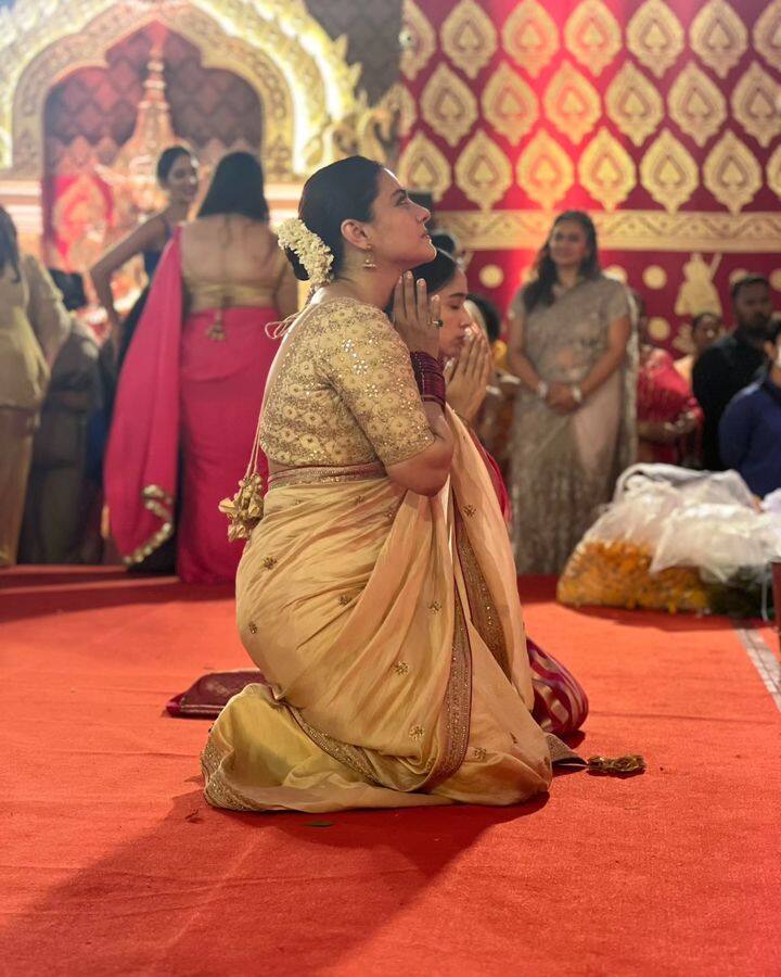 काजोल सलग चोथ्या दिवशी दुर्गापूजेत सहभागी होण्यासाठी आली होती.