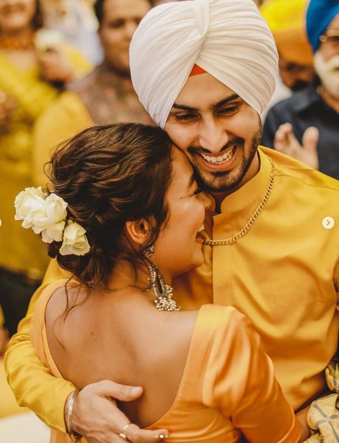 ਦਰਅਸਲ, ਨੇਹਾ ਵੱਲੋਂ ਆਪਣੇ ਸੋਸ਼ਲ ਮੀਡੀਆ ਹੈਂਡਲ ਉੱਪਰ ਆਪਣੇ ਹਲਦੀ ਫੰਕਸ਼ਨ ਦੀਆਂ ਖਾਸ ਤਸਵੀਰਾਂ ਸ਼ੇਅਰ ਕਰਦੇ ਹੋਏ ਪਿਆਰ ਭਰੀ ਕੈਪਸ਼ਨ ਲਿਖੀ ਗਈ ਹੈ। ਗਾਇਕਾ ਨੇ ਲਿਖਿਆ, ਮੈਂ ਇਸ ਸ਼ਖਸ਼ ਨੂੰ ਪਿਆਰ ਕਰਦੀ ਹਾਂ.. 🥺 ਹੈਪੀ ਐਨੀਵਰਸਰੀ ਬੇਬੀ.. 3 ਸਾਲ ਹੋ ਗਏ ਹਨ ਅਤੇ ਪਤਾ ਵੀ ਨਹੀਂ ਚੱਲਿਆ.. @rohanpreetsingh 🫶🏻...