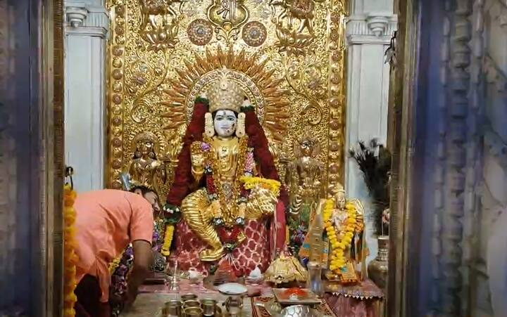 देवीला एका भक्ताने ही साडी अर्पण केली आहे. ही साडी तब्बल 16 किलो वजनाची आहे.