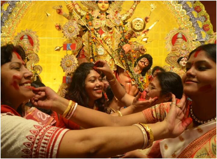 Varanasi News: वाराणसी में सिंदूर खेला रस्म में महिलाएं पारंपरिक वेशभूषा में नजर आई . इस मौके पर महिलाओं ने एक दूसरे को भी सिंदूर लगाया और माता रानी से परिवार के मंगलकामना की प्रार्थना की.