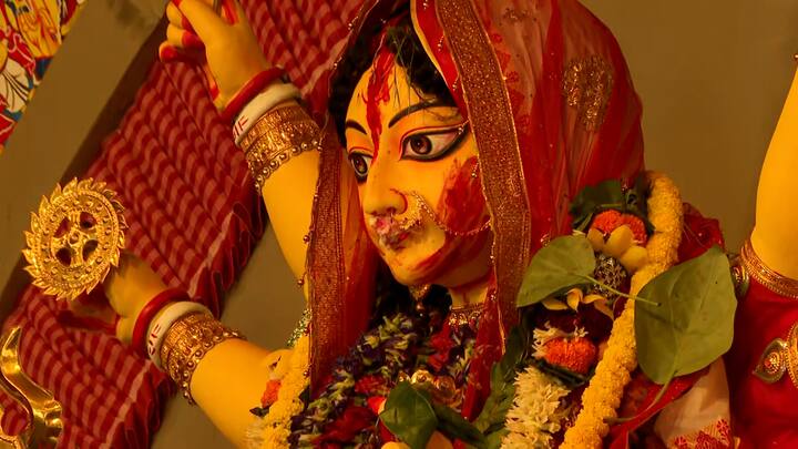 যে শহর গতকাল পর্যন্তও মেতেছিল উৎসবের আনন্দে। আজ সকাল থেকেই সেই শহরবাসীর চোখে জল। আজ দশমী। উমাকে বিদায় জানানোর পালা। ছেলেমেয়ে নিয়ে বাপের বাড়ি থেকে কৈলাসে পাড়ি দেবেন দুর্গা। সকাল থেকেই মণ্ডপে মণ্ডপে চলছে দেবী-বরণ। ঘট বিসর্জনের পর সিঁদুরখেলা। মাকে বরণ করে একে অপরকে সিঁদুর মাখিয়ে শেষ মুহূর্তের আনন্দ ভাগ করে নিলেন তারকারা।