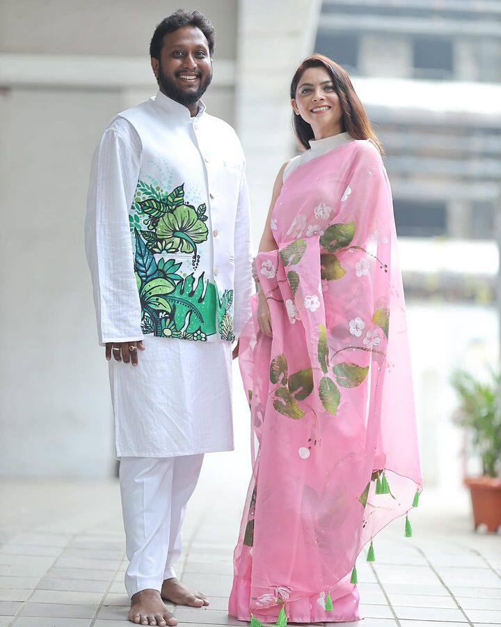 सोनाली या फोटोमध्ये फिकट गुलाबी रंगाच्या साडीमध्ये दिसत आहे.