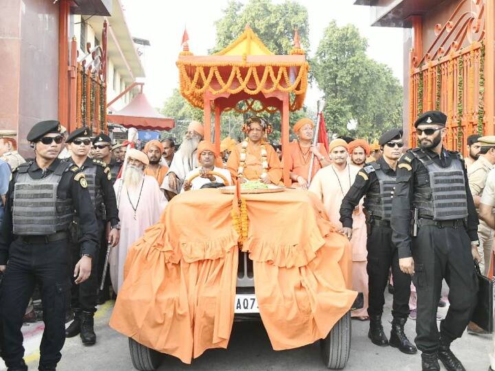 UP News: गोरखपुर में विजयदशमी के मौके पर गोरखपीठाधीश्वर और मुख्यमंत्री योगी आदित्यनाथ शोभायात्रा में रथ पर सवार होकर निकले. मानसरोवर मन्दिर रामलीला मैदान में उन्होंने भगवान श्रीराम का राजतिलक किया.