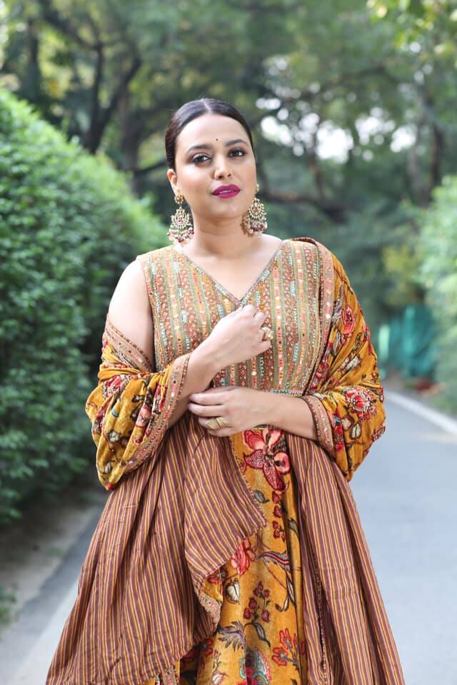 इस दौरान स्वरा भास्कर ने शाहरुख खान की एक बड़ी पोल खोलते हुए ये भी बताया था कि वो अपने वैनिटी के बाथरूम में घंटों बैठे रहते हैं. क्योंकि उनको बाथरूम से खास लगाव हैं.