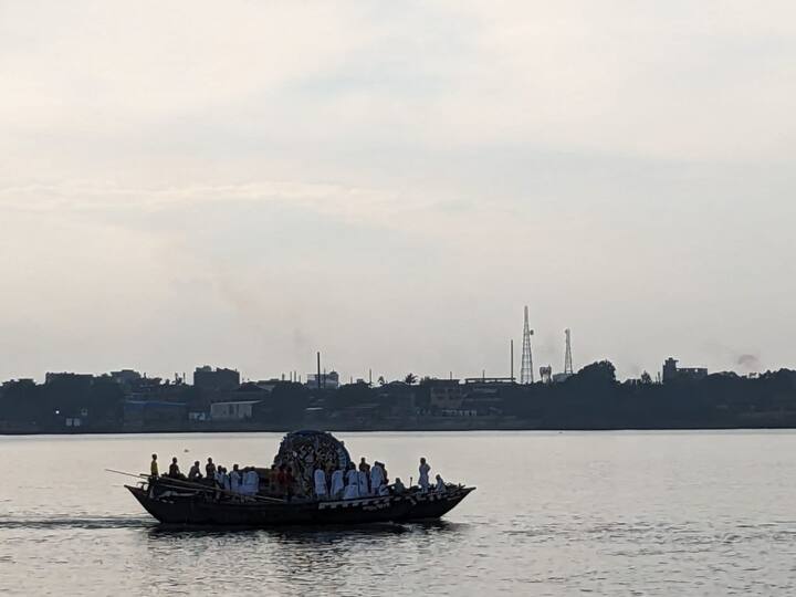 Durga Visarjan holds great significance in Hindu tradition. It symbolizes the day when devotees must say goodbye to the revered Goddess Adi Shakti and offer their heartfelt prayers for her return the following year, bringing happiness and prosperity with her. This emotional farewell is celebrated with profound reverence and devotion. (Image Source: Utsa Ganguly)