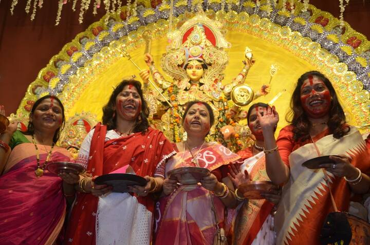 मान्यता है कि इससे उन्हें अखंड सौभाग्यवती और पति के लंबी उम्र होने का आशीर्वाद प्राप्त होता है.